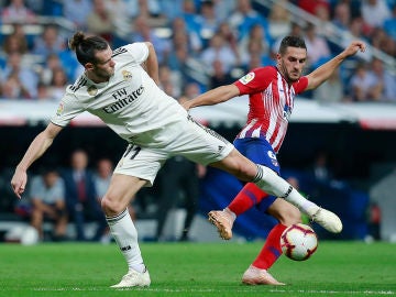 Bale y Koke luchan por la posesión del balón Bale y Koke luchan por la posesión del balón