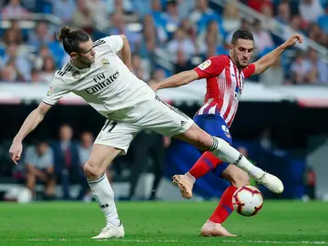 Bale y Koke luchan por la posesión del balón Bale y Koke luchan por la posesión del balón