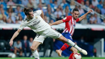 Bale y Koke luchan por la posesión del balón