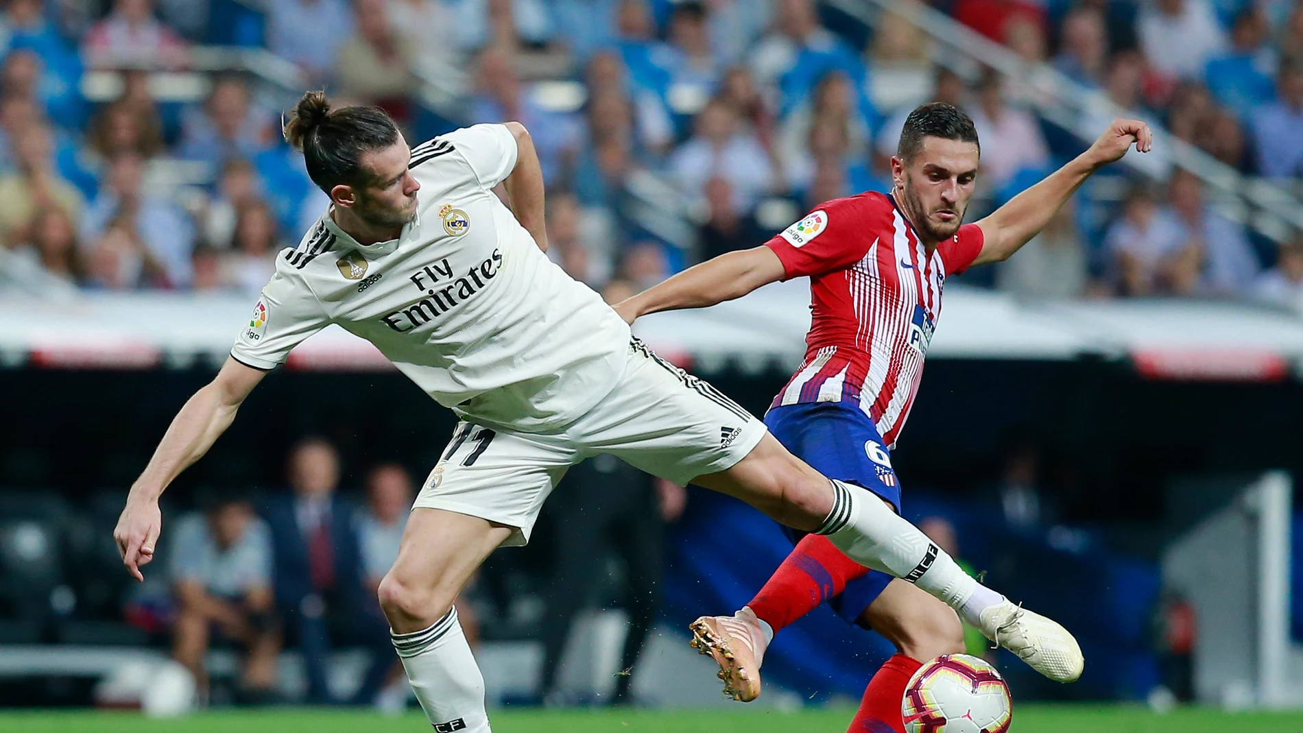 Bale y Koke luchan por la posesión del balón Bale y Koke luchan por la posesión del balón