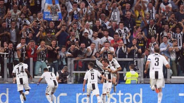 Los jugadores de la Juventus celebran uno de los goles de Mandzukic