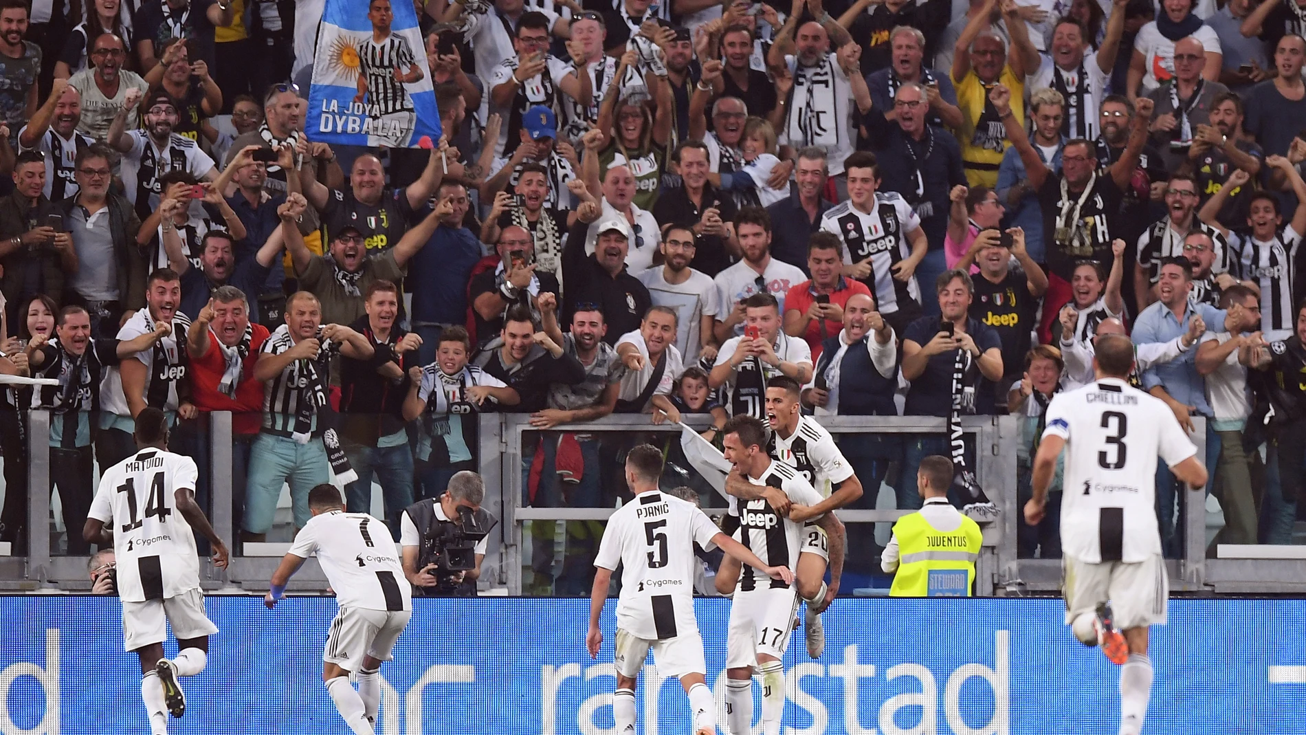 Los jugadores de la Juventus celebran uno de los goles de Mandzukic Los jugadores de la Juventus celebran uno de los goles de Mandzukic