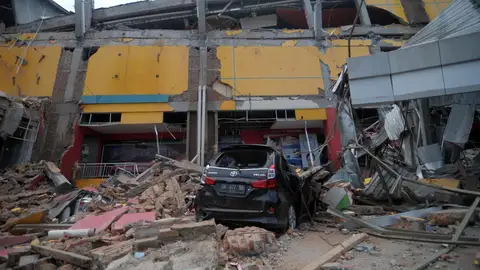 Destrozos tras el seísmo en la isla de Célebes Destrozos tras el seísmo en la isla de Célebes