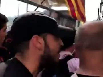"Os cortaría la cabeza, hijos de puta", un grupo de independentistas increpa a los policías nacionales y guardias civiles de Jusapol "Os cortaría la cabeza, hijos de puta", un grupo de independentistas increpa a los policías nacionales y guardias civiles de Jusapol