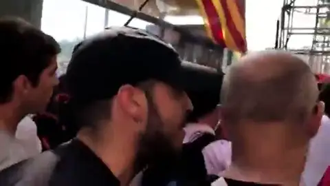 "Os cortaría la cabeza, hijos de puta", un grupo de independentistas increpa a los policías nacionales y guardias civiles de Jusapol "Os cortaría la cabeza, hijos de puta", un grupo de independentistas increpa a los policías nacionales y guardias civiles de Jusapol