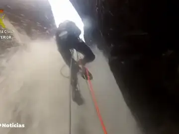 Fallece un montañero al precipitarse por una vertical de cien metros en el pirineo oscense Fallece un montañero al precipitarse por una vertical de cien metros en el pirineo oscense
