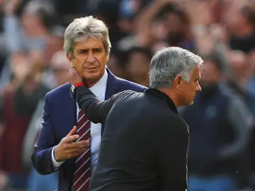 Pellegrini y Mourinho se saludan tras el West Ham-United Pellegrini y Mourinho se saludan tras el West Ham-United