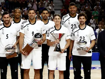 El Real Madrid ofrece la Liga y la Supercopa El Real Madrid ofrece la Liga y la Supercopa