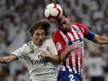 Godín pelea un balón aéreo con Modric Godín pelea un balón aéreo con Modric