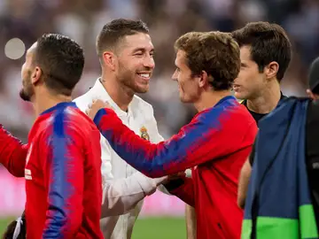 Sergio Ramos y Griezmann se saludan antes del derbi Sergio Ramos y Griezmann se saludan antes del derbi