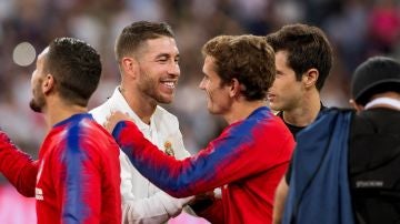 Sergio Ramos y Griezmann se saludan antes del derbi