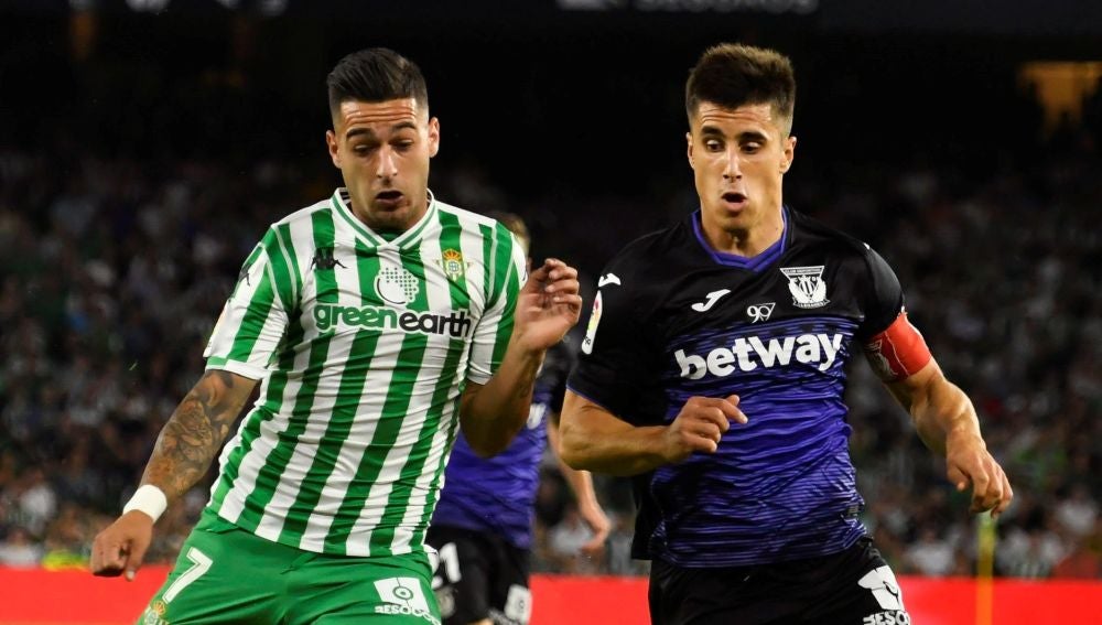 Sergio León intenta disparar ante la defensa de Bustinza