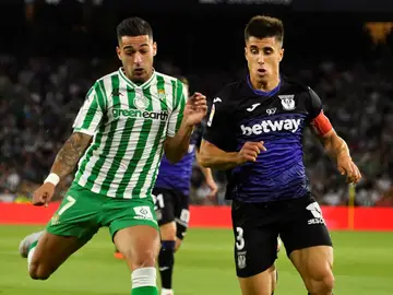 Sergio León intenta disparar ante la defensa de Bustinza Sergio León intenta disparar ante la defensa de Bustinza