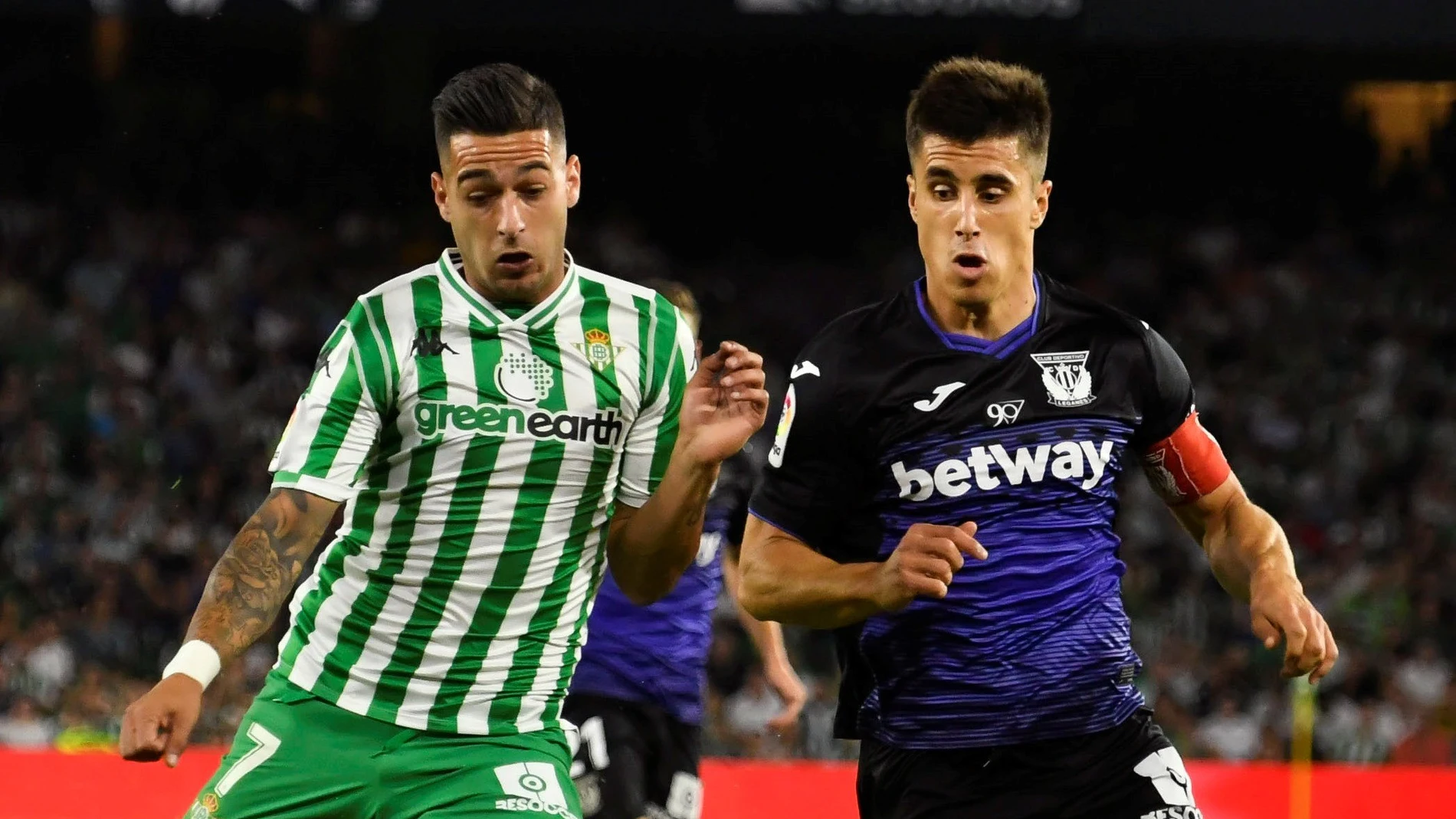 Sergio León intenta disparar ante la defensa de Bustinza Sergio León intenta disparar ante la defensa de Bustinza