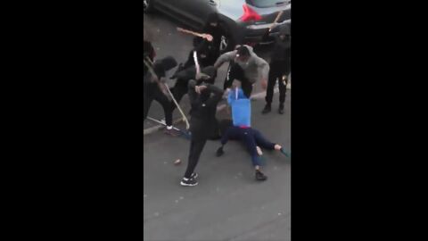El grupo de j&oacute;venes linchando con palos al menor