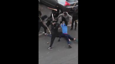 Un grupo de jóvenes da una brutal paliza con palos y barras de hierro a un menor 