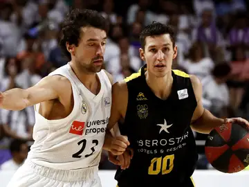 Rodrigo San Miguel intenta entrar a canasta ante la defensa de Sergio Llull Rodrigo San Miguel intenta entrar a canasta ante la defensa de Sergio Llull