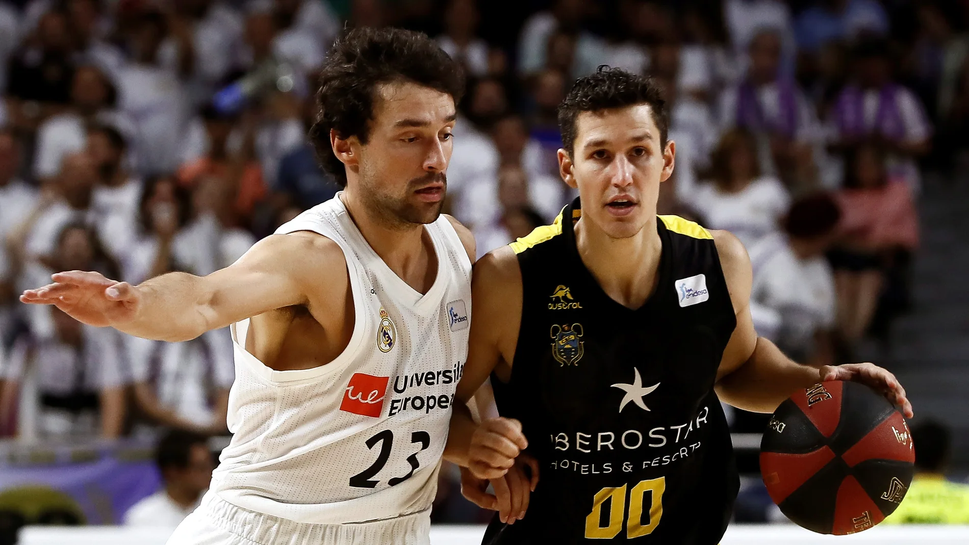 Rodrigo San Miguel intenta entrar a canasta ante la defensa de Sergio Llull Rodrigo San Miguel intenta entrar a canasta ante la defensa de Sergio Llull