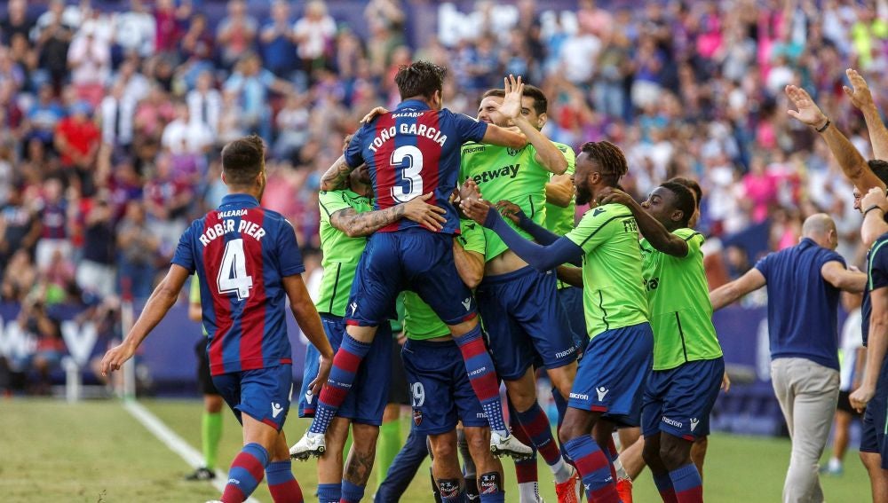 Los jugadores del Levante celebran uno de los goles contra el Alavés