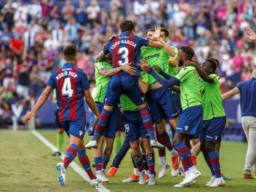 Los jugadores del Levante celebran uno de los goles contra el Alavés