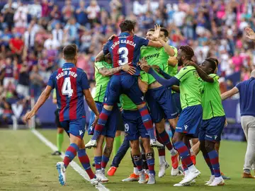 Los jugadores del Levante celebran uno de los goles contra el Alavés Los jugadores del Levante celebran uno de los goles contra el Alavés