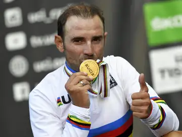 Alejandro Valverde besa la medalla de campeón del mundo Alejandro Valverde besa la medalla de campeón del mundo