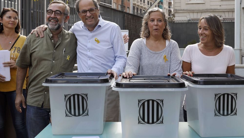  El presidente de la Generalitat, Quim Torra, posa junto a las urnas utilizadas en el 1-O