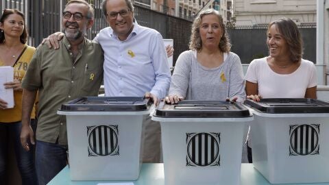 El presidente de la Generalitat, Quim Torra, posa junto a las urnas utilizadas en el 1-O
