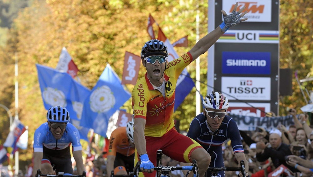 Alejandro Valverde celebra su victoria en el Mundial de Innsbruck