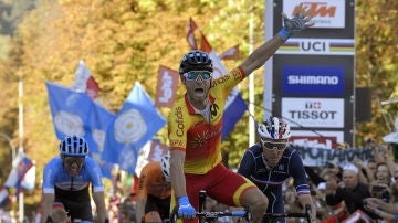 Alejandro Valverde celebra su victoria en el Mundial de Innsbruck