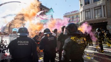 Imagen del lanzamiento de polvo de colores durante la concentración independentista