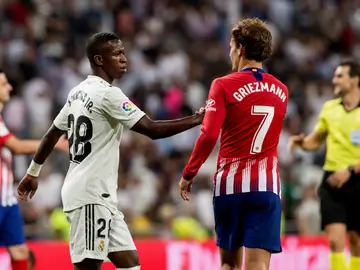 Vinicius se da la mano con Griezmann Vinicius se da la mano con Griezmann