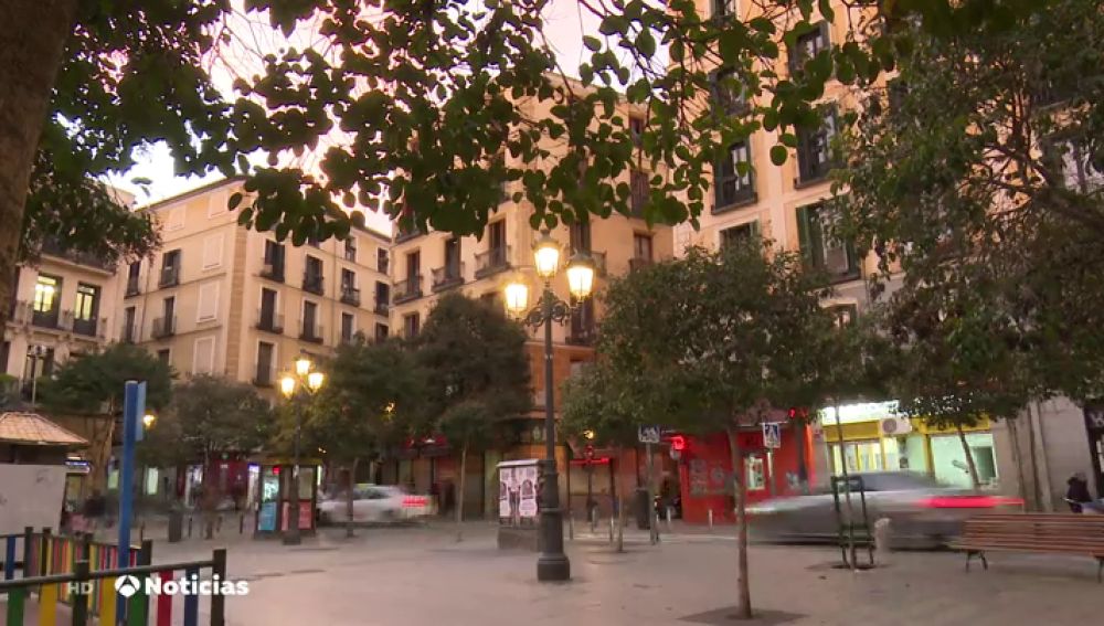 Narcopisos y basura son protagonistas del barrio de Lavapiés, nombrado el más 'cool' del mundo 