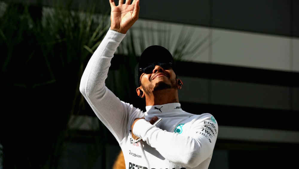 Lewis Hamilton saluda