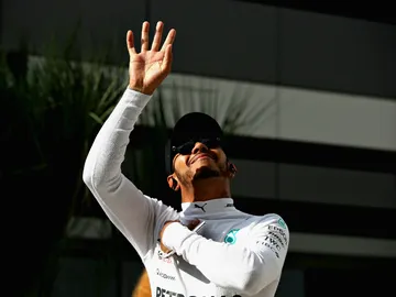 Lewis Hamilton saluda Lewis Hamilton saluda