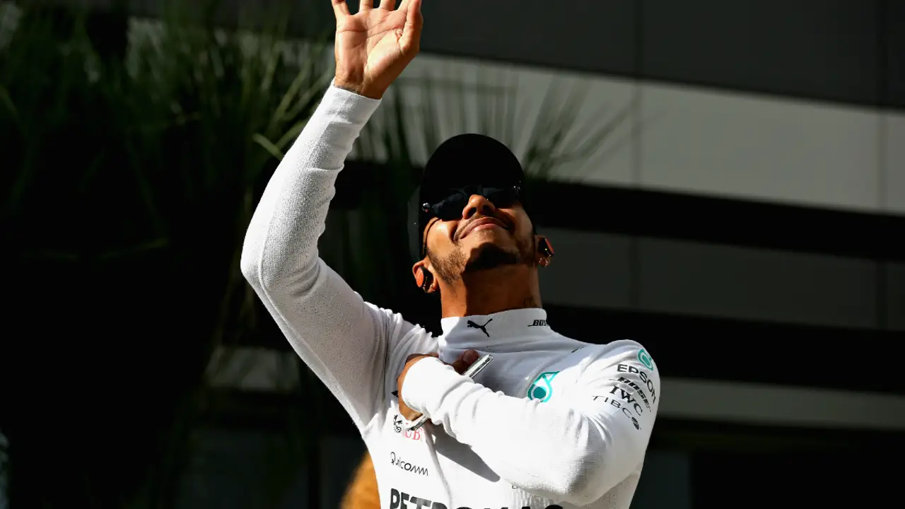 Lewis Hamilton saluda