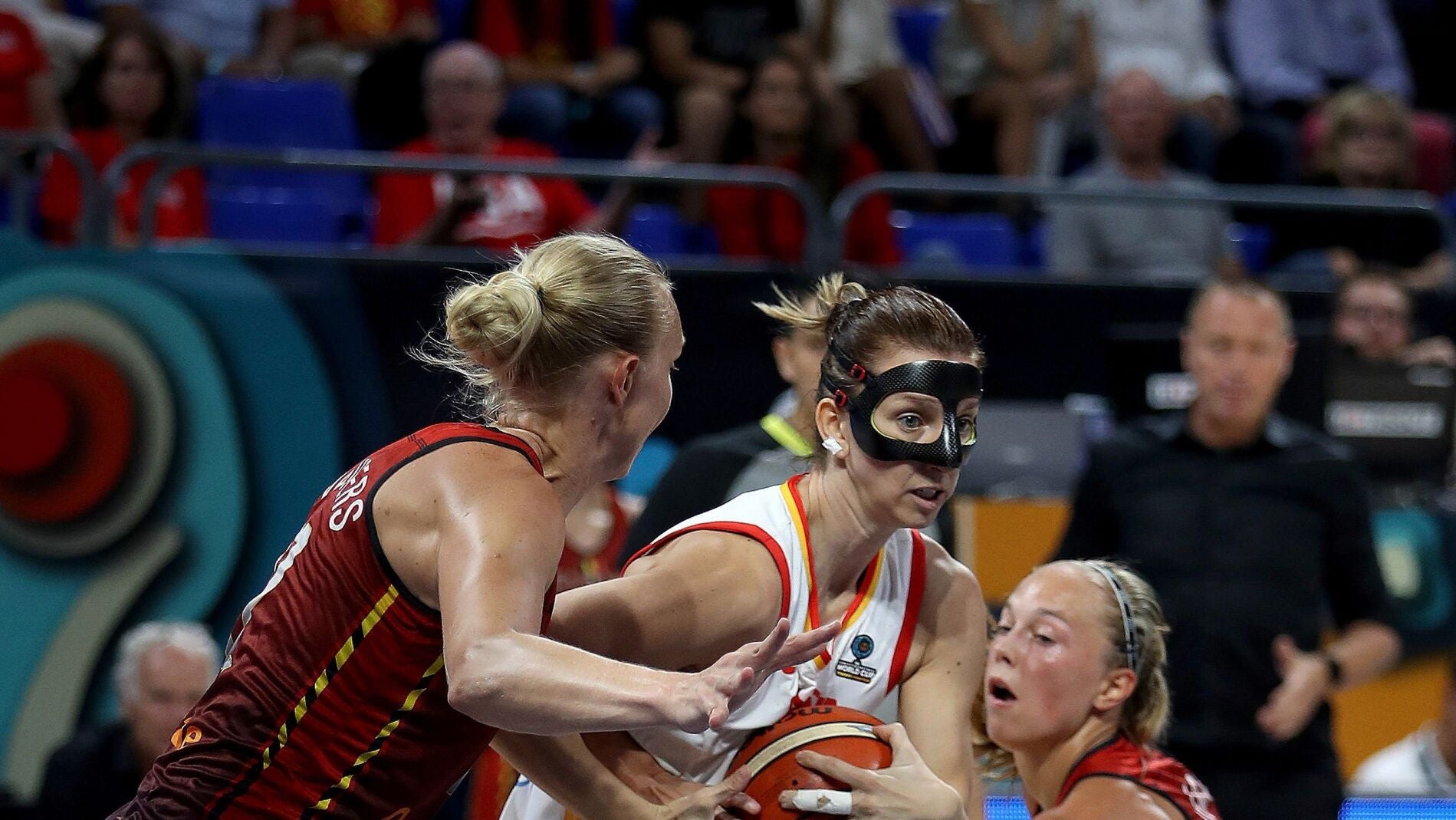 Laura Gil intenta entrar en la zona ante la defensa de B&eacute;lgica
