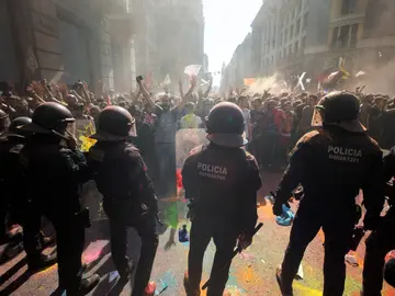 Los Mossos d´Esquadra han cargado en Barcelona contra grupos de independentistas Los Mossos d´Esquadra han cargado en Barcelona contra grupos de independentistas