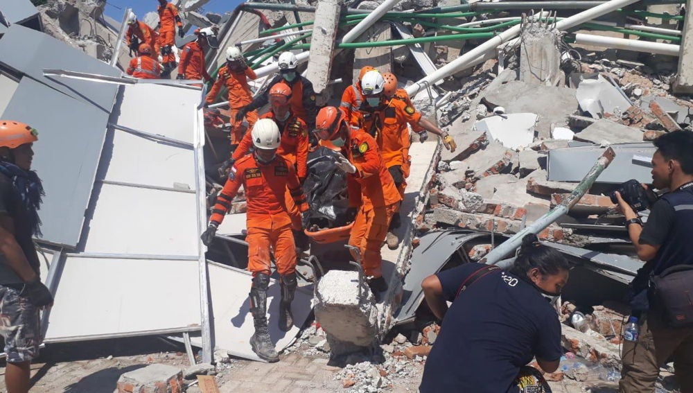 Noticias Fin de Semana (30-09-18) Elevan a 832 los muertos por los terremotos y el tsunami en Indonesia