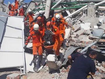 Noticias Fin de Semana (30-09-18) Elevan a 832 los muertos por los terremotos y el tsunami en Indonesia Noticias Fin de Semana (30-09-18) Elevan a 832 los muertos por los terremotos y el tsunami en Indonesia