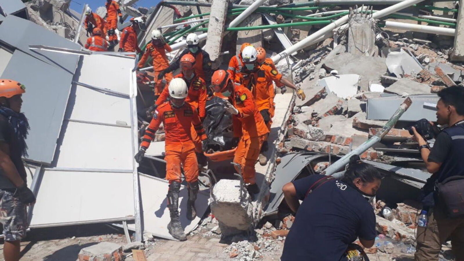  Los equipos de rescate buscan sin descanso supervivientes en medio de las fuertes réplicas del terremoto y tsunami en Indonesia
