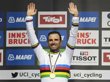 Alejandro Valverde, con el maillot arcoiris y la medalla de oro del Mundial de ciclismo Alejandro Valverde, con el maillot arcoiris y la medalla de oro del Mundial de ciclismo
