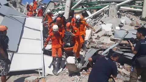 Los equipos de rescate en la zona afectada Los equipos de rescate en la zona afectada