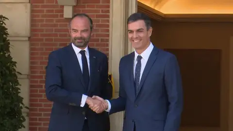 Pedro Sánchez retoma su agenda con el mismo lema que lanzaba desde EE.UU: "Resistimos primero y al final ganamos" Pedro Sánchez retoma su agenda con el mismo lema que lanzaba desde EE.UU: "Resistimos primero y al final ganamos"