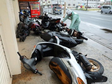 Motos caídas en el suelo debido a los fuertes vientos generados por el tifón Trami en Nishihara