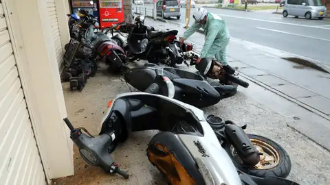 Motos caídas en el suelo debido a los fuertes vientos generados por el tifón Trami en Nishihara Motos caídas en el suelo debido a los fuertes vientos generados por el tifón Trami en Nishihara