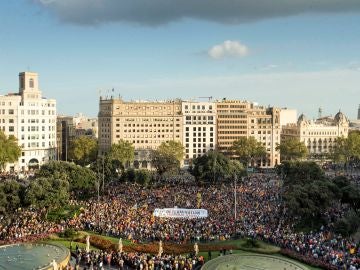 Miles de personas marchan en Barcelona para reivindicar el "mandato" del 1-O