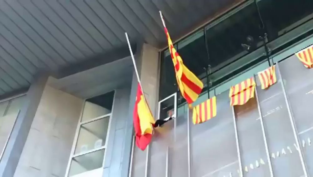 Los CDR entran a la fuerza en la delegación del gobierno de Girona y retiran la bandera española 