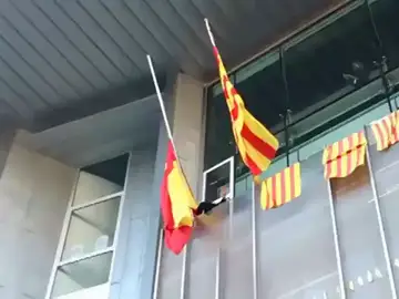 Los CDR entran a la fuerza en la delegación del gobierno de Girona y retiran la bandera española Los CDR entran a la fuerza en la delegación del gobierno de Girona y retiran la bandera española