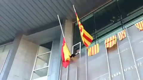 Los CDR entran a la fuerza en la delegación del gobierno de Girona y retiran la bandera española Los CDR entran a la fuerza en la delegación del gobierno de Girona y retiran la bandera española